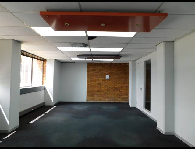 1,306M² OFFICE TO LET IN FERNDALE